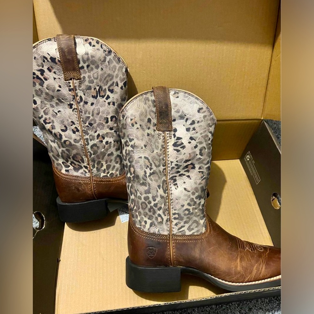 Ariat size 7.5 square toe boots